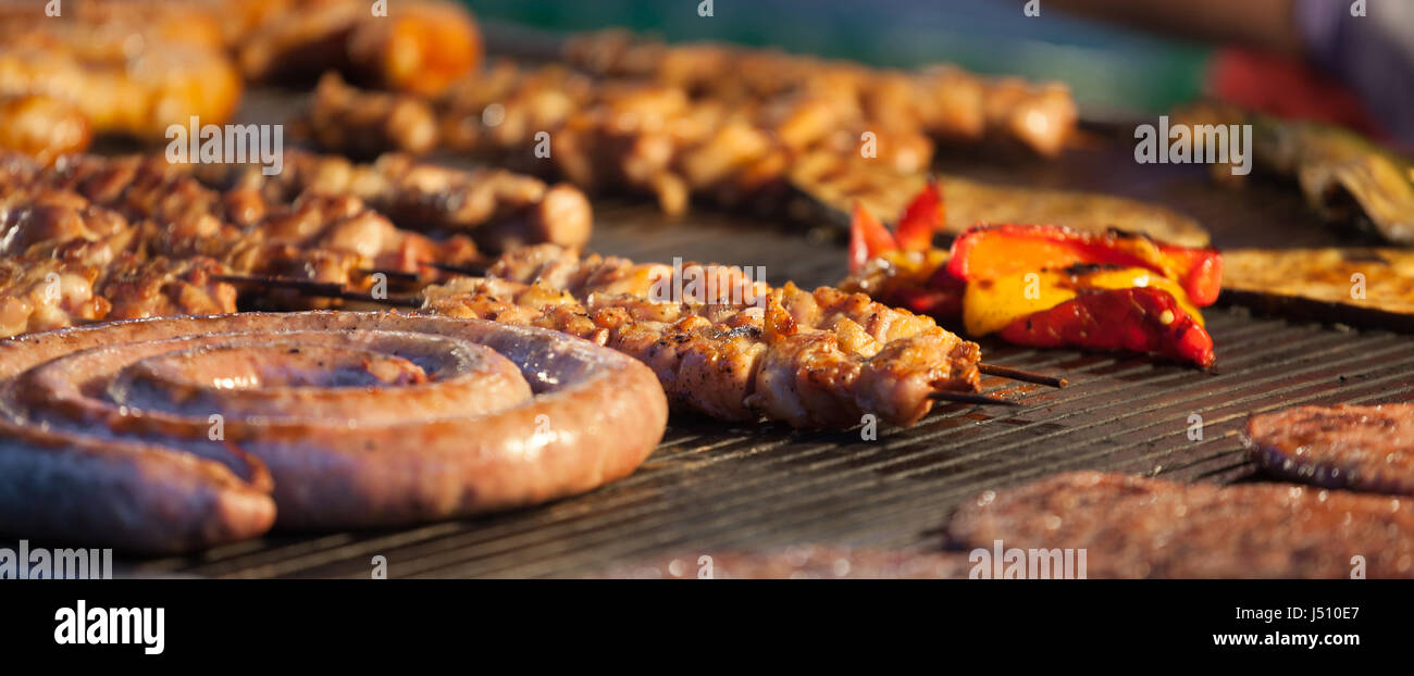 La viande grillée sur un gril chaud. Viandes de spécialité vendus comme aliments de rue. Banque D'Images