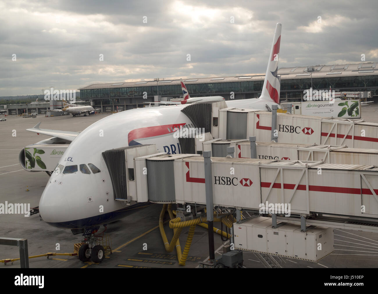 British Airways Airbus A380 européen sur un stand à la borne 5 de l'aéroport de Heathrow, Londres, UK Banque D'Images