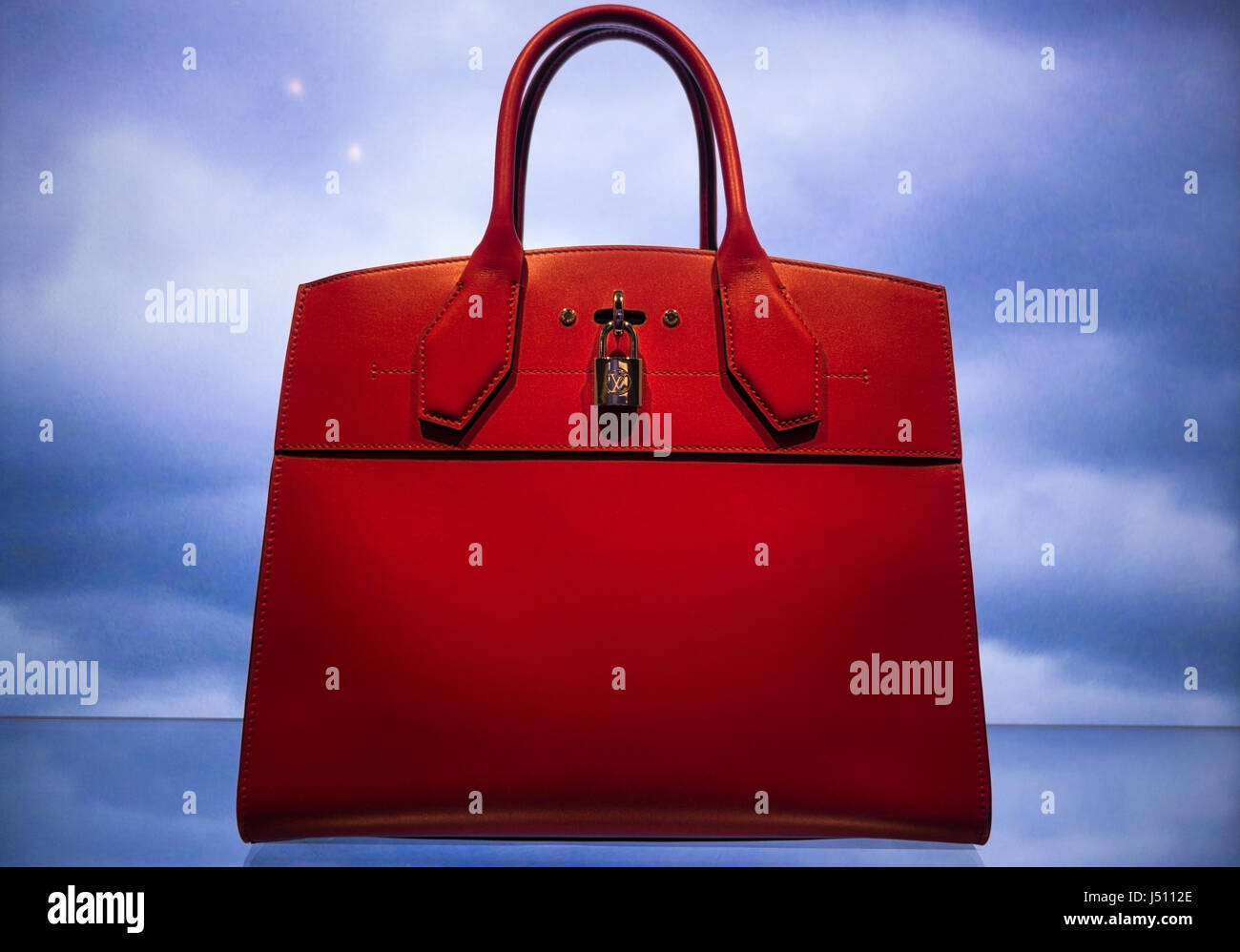 Louis Vuitton sac steamer ville rouge sur l'affichage numérique avec fond de ciel Banque D'Images