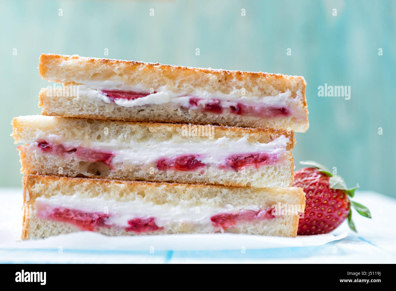 Le fromage à la crème Pain Doré farci aux fraises Banque D'Images