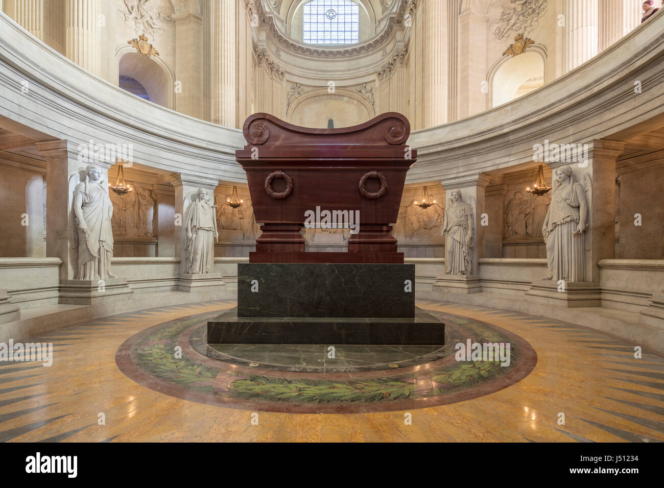 Le tombeau de Napoléon, Dôme des Invalides (à l'origine Chapelle royale), Paris, France Banque D'Images