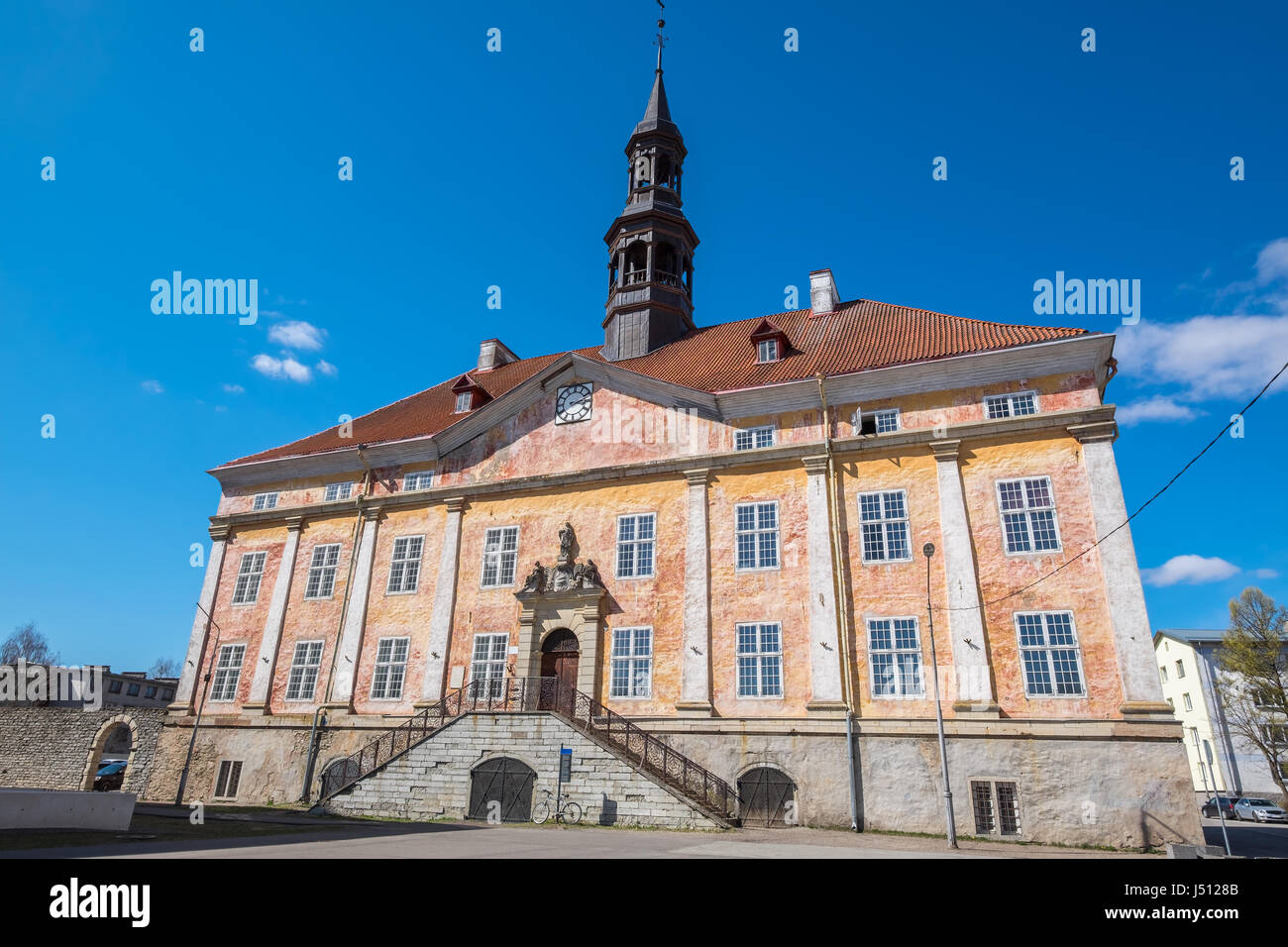 Vue de la vieille ville de Hall Building à Narva. Comté d'Ida-Viru, est de l'Estonie, Europe Banque D'Images