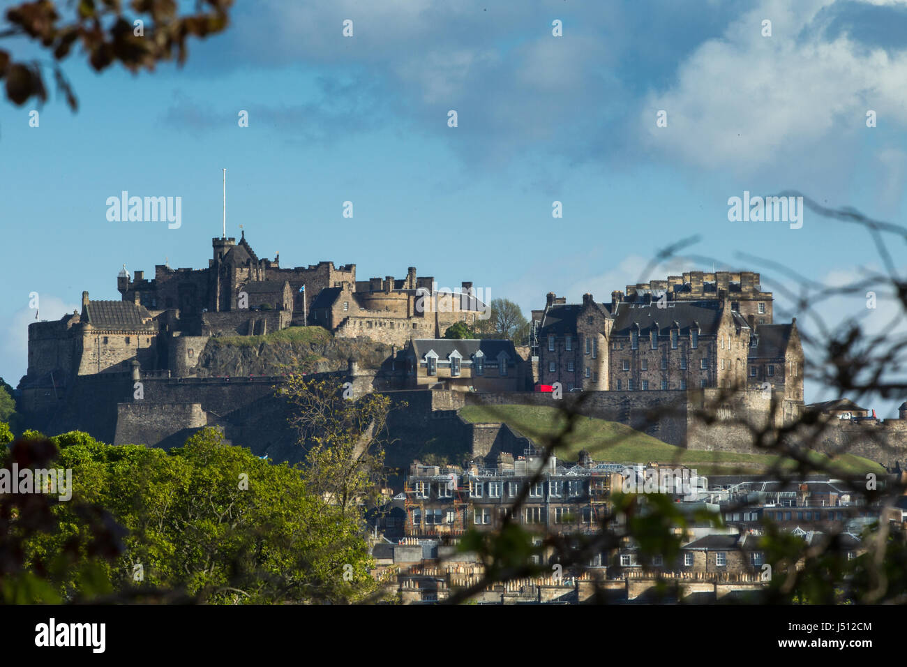 Edimbourg, Ecosse, UK, 14e, Mai 2017 Un après-midi de printemps Ensoleillé vue sur le nord de l'aspect de Château d'Edimbourg prend de Inverleith dans le Nord Banque D'Images