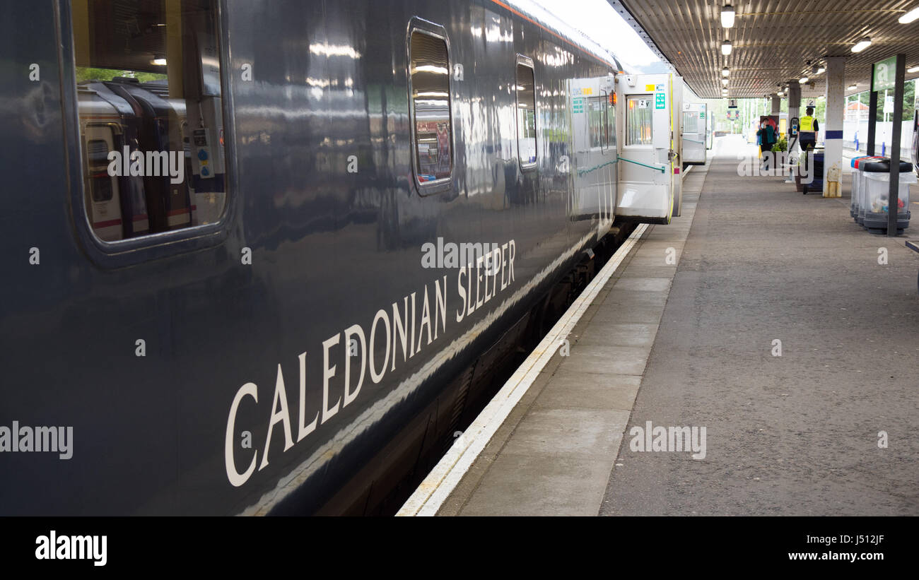 Fort William, ÉCOSSE - 16 mai 2016 : l'hôtel Caledonian Sleeper attend train départ de la gare de Fort William pour London Euston. Banque D'Images