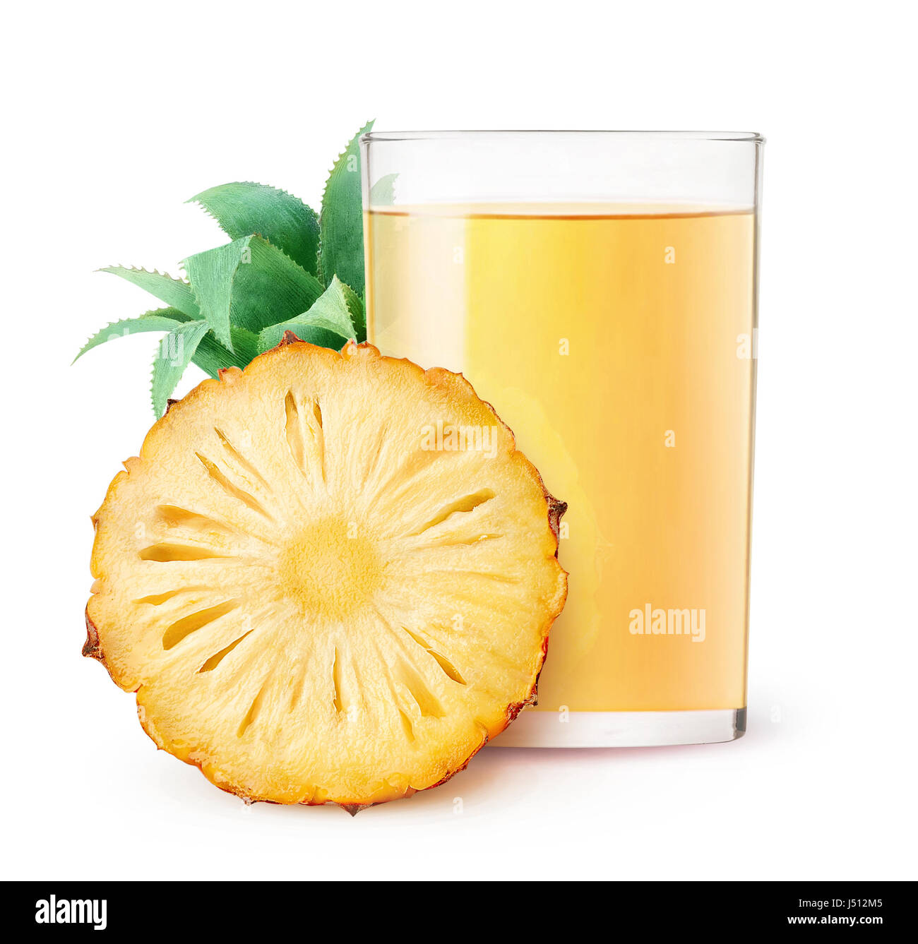 Verre isolé. Verre de jus d'ananas et une tranche de fruit isolé sur fond blanc avec clipping path Banque D'Images