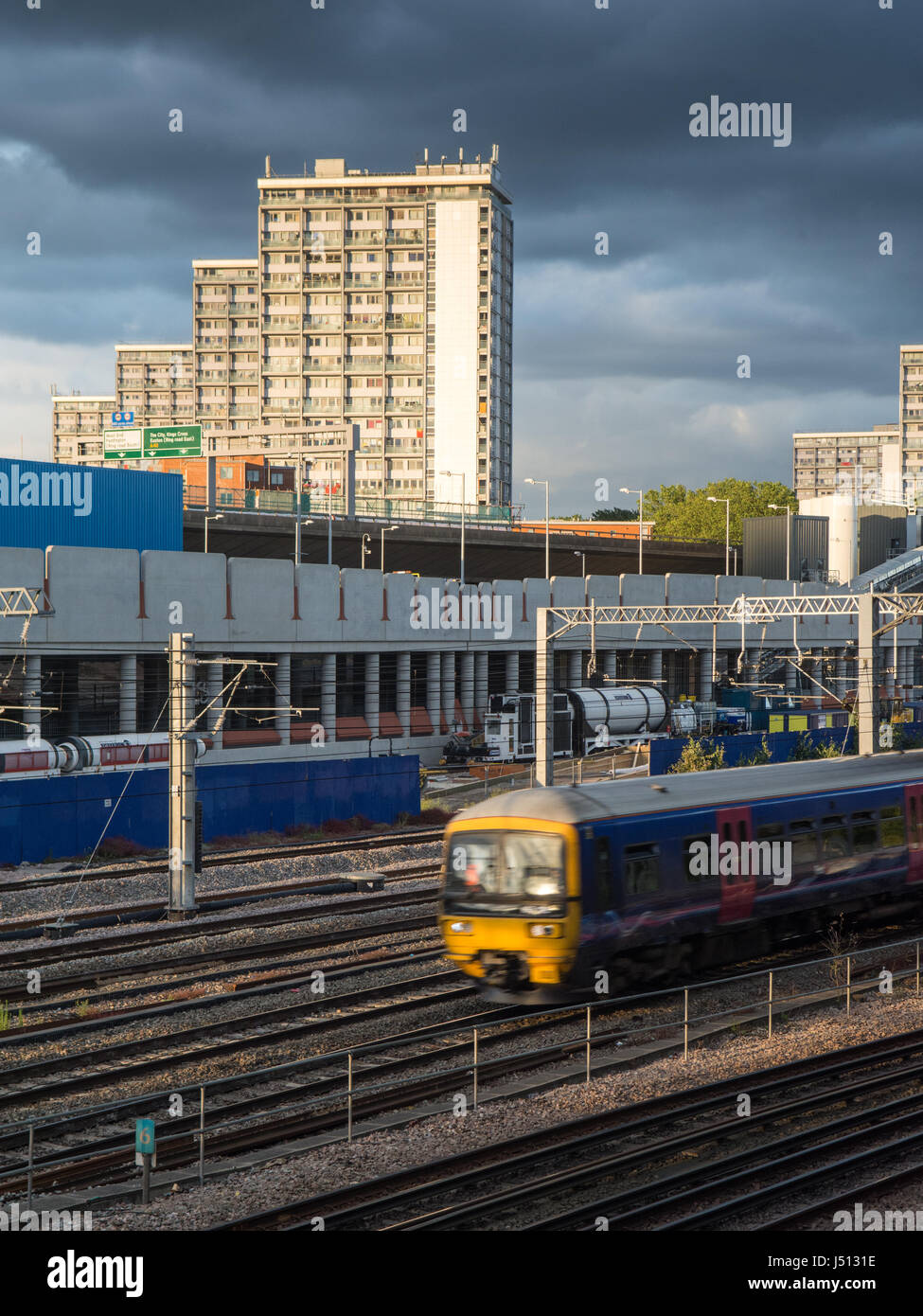 Londres, Angleterre, Royaume Uni - 21 juin 2016 : des trains de banlieue sur la ligne principale au Great Western Royal Oak près de Paddington dans l'ouest de Londres. Banque D'Images