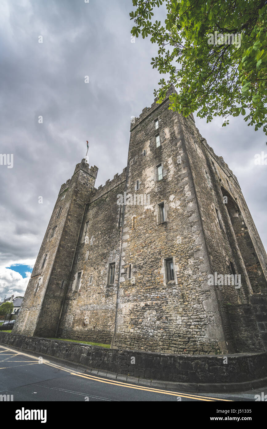 Le Bunratty castle sur un jour nuageux, comté de Clare, Irlande Banque D'Images