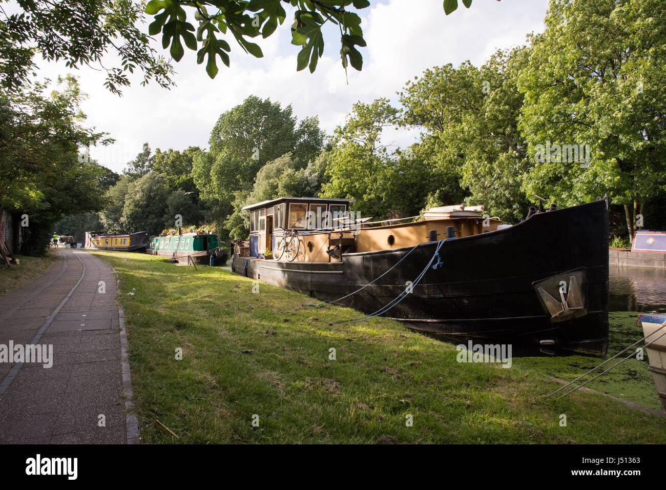 Londres, Angleterre - 10 juillet 2016 : les bateaux sont amarrés sur le Grand Union Canal à Ladbroke Grove à l'ouest de Londres. Banque D'Images