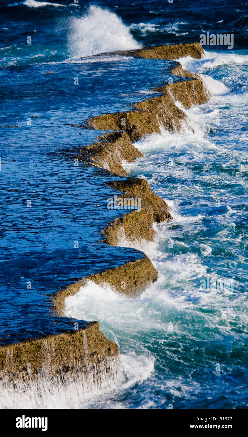 Le littoral sur la péninsule Valdes. Vagues s'écrasant contre les rochers. Argentine. Banque D'Images
