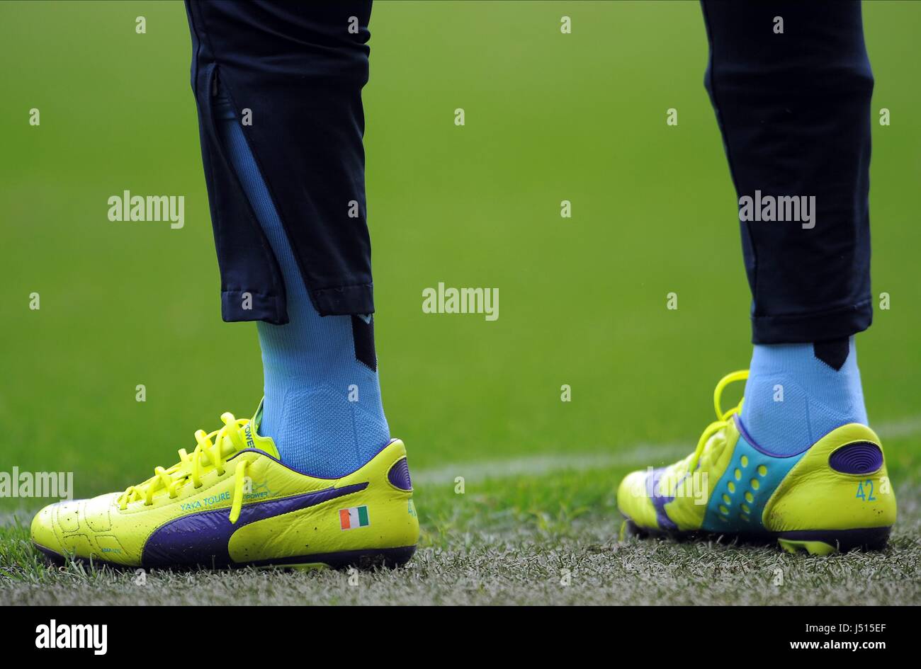 YAYA TOURE puma chaussures de foot Manchester City FC Manchester City FC  STADE ETIHAD MANCHESTER EN ANGLETERRE 18 Octobre 2014 Photo Stock - Alamy