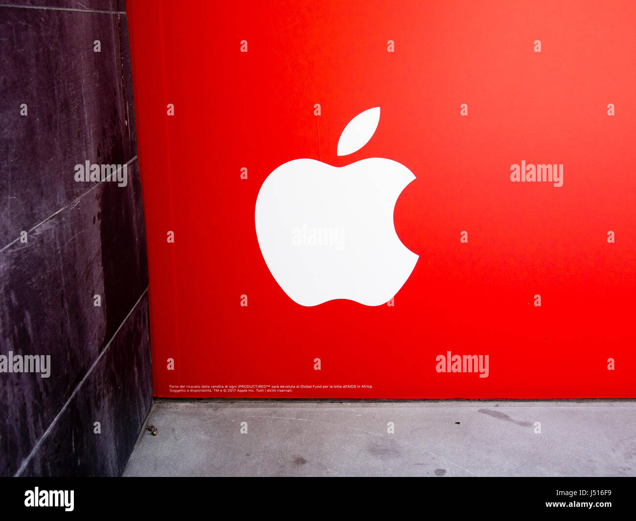 Logo Apple rouge edition limitée - détail murale - Italie Mai 2017 Banque D'Images