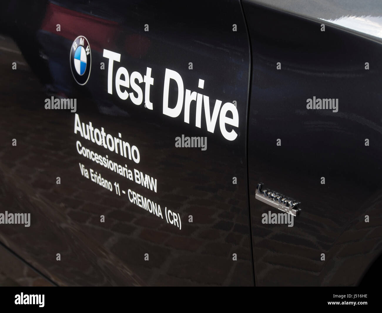 Test drive signe sur le bmw d'occasion à un concessionnaire italien-agence Banque D'Images