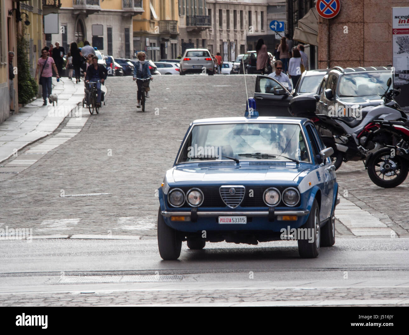 Exemple d'exposition de patrouille de police de Polizia Stradale classique des années 70 Banque D'Images