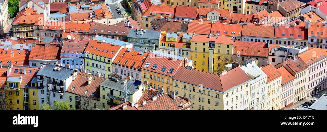 Vue de dessus les toits rouges du centre-ville de Prague. Banque D'Images