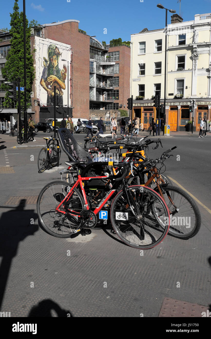 Les vélos garés dans la rue en vue de Clerkenwell Road Tératologie par l'artiste italien Vera Bugatti 2017 London UK KATHY DEWITT Banque D'Images