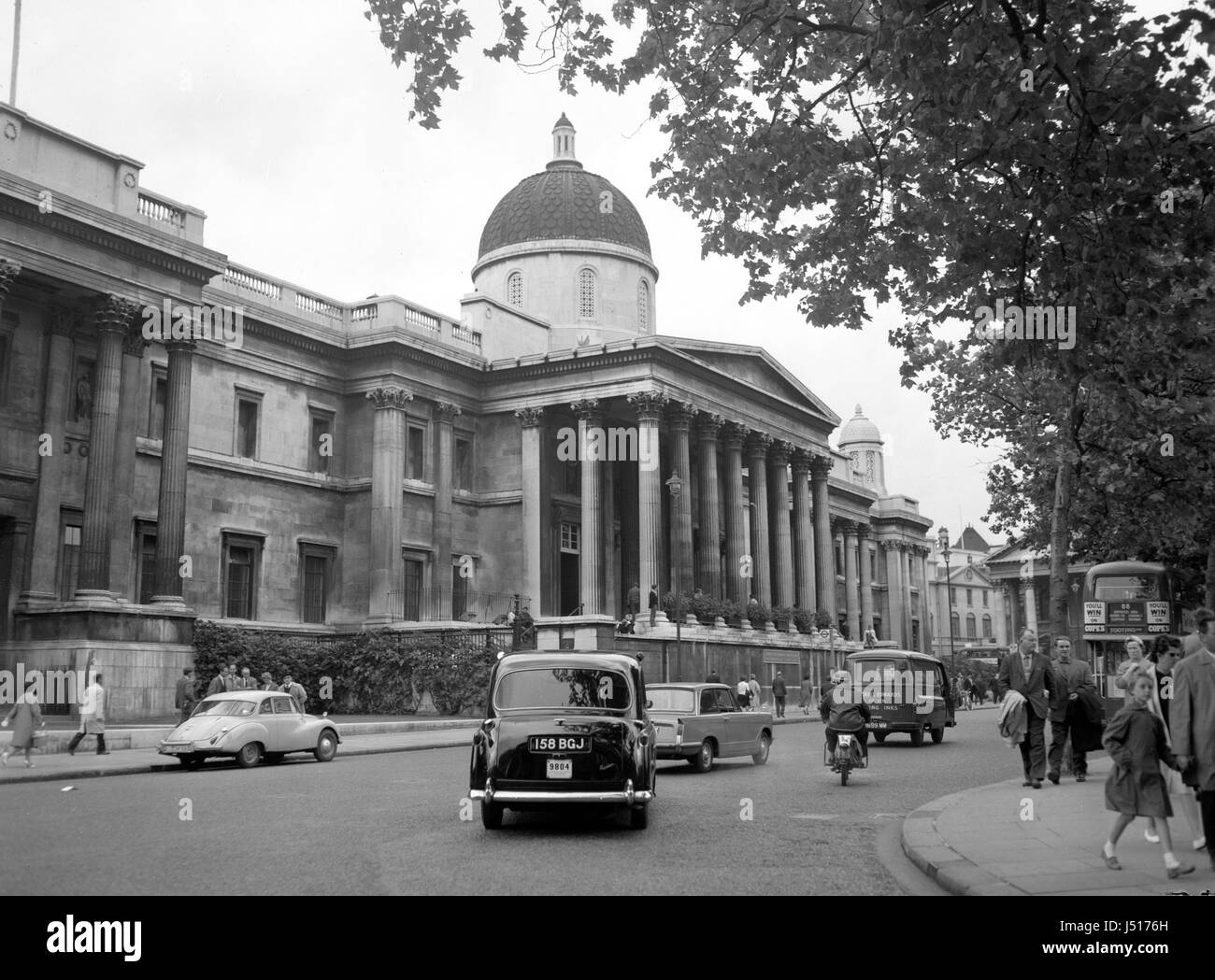 Une vue extérieure de la National Portrait Gallery de Trafalgar Square, Londres. Banque D'Images