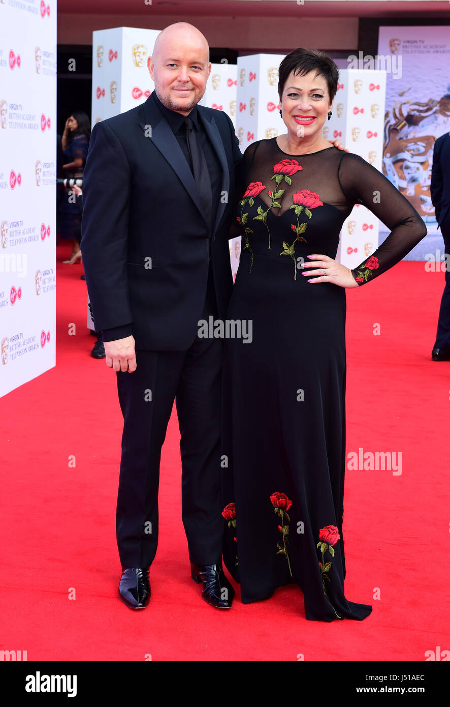 Denise Welch et Lincoln Townley arrivant pour la Vierge PLAT British Academy Television Awards 2017 qui a eu lieu au Festival Hall à Southbank Centre, Londres. ASSOCIATION DE PRESSE Photo. Photo date : dimanche 14 mai 2017. Voir PA story SHOWBIZ BAFTA. Crédit photo doit se lire : Ian West/PA Wire Banque D'Images