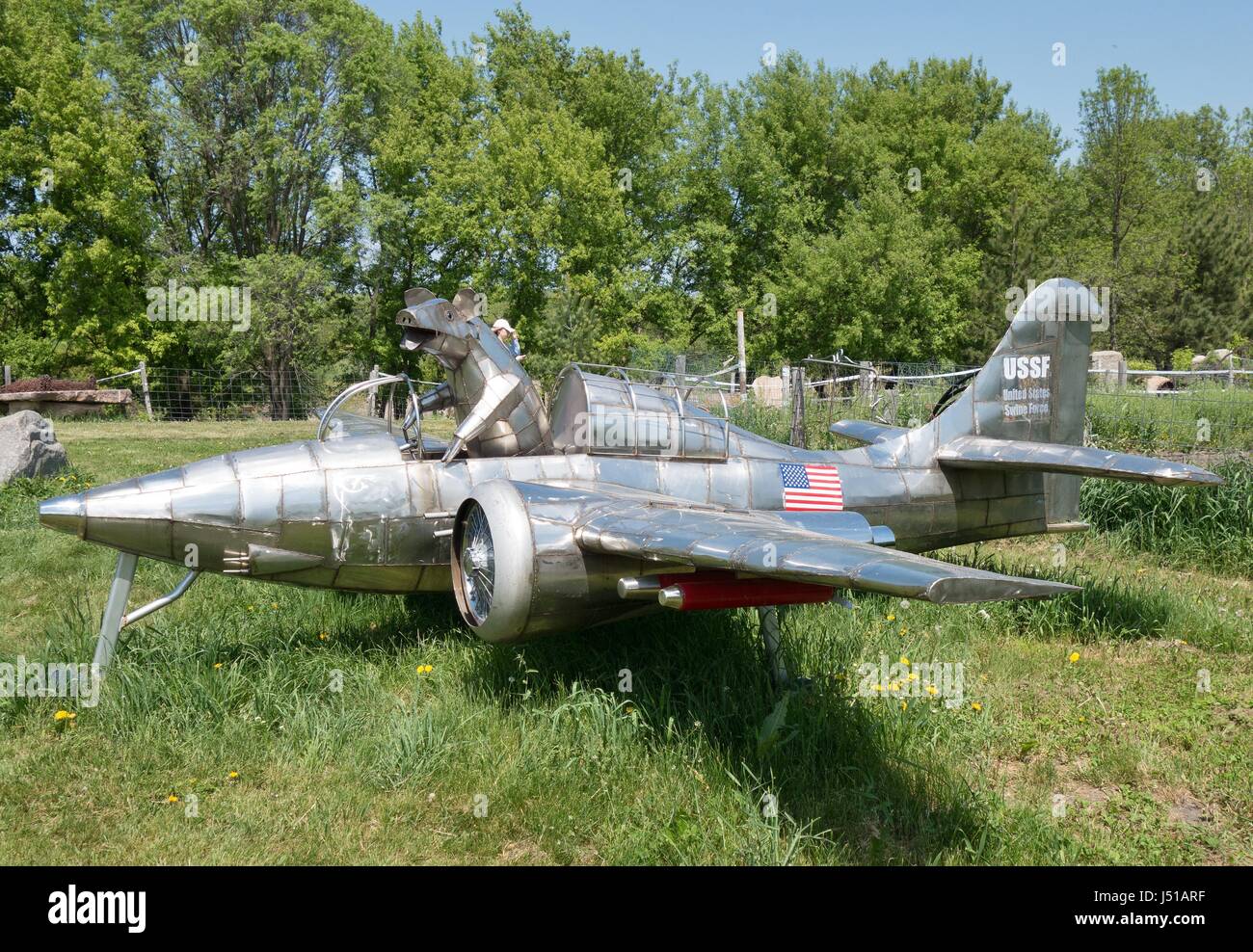 Une sculpture d'un cochon dans un avion, à Big Stone Mini-golf et Jardin de sculptures en Minnetrista, Minnesota, USA. Banque D'Images