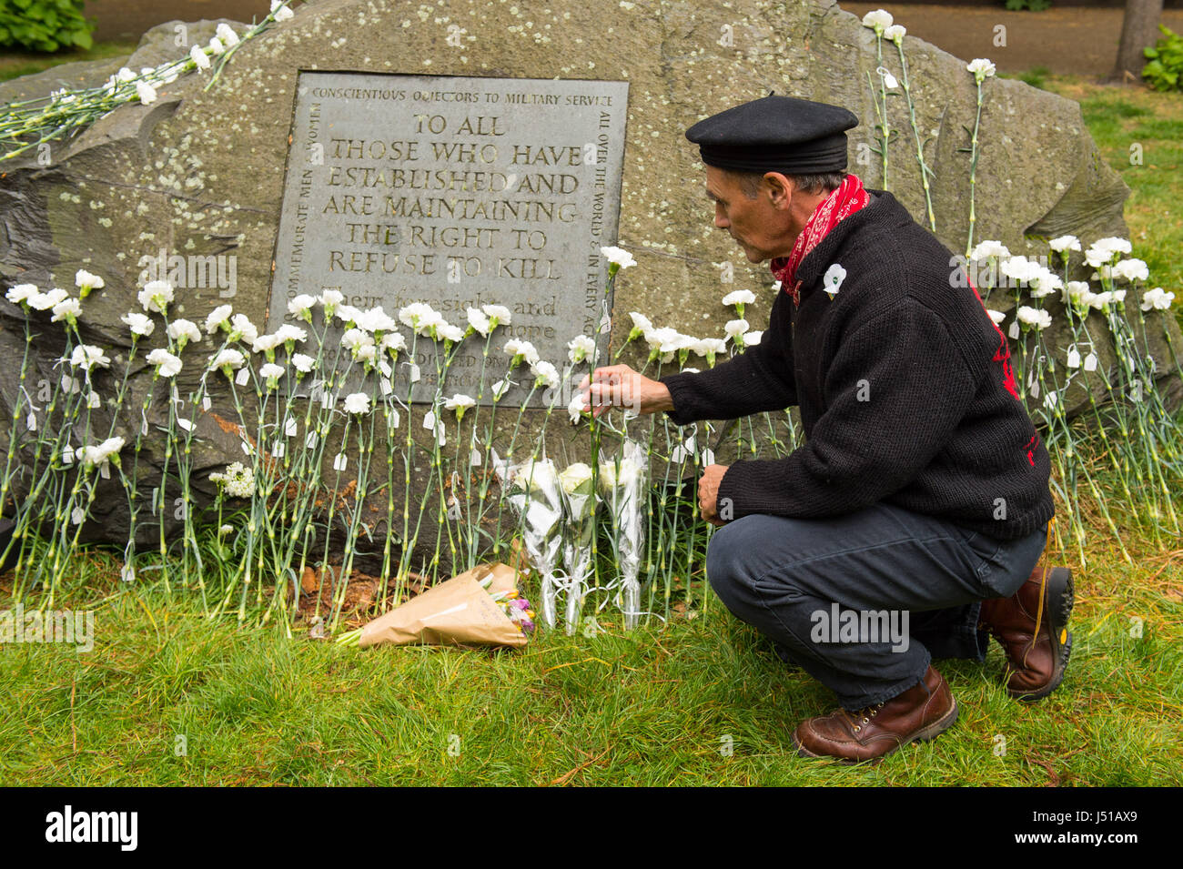 L'acteur Mark Rylance lieux fleurs aux objecteurs de conscience de la pierre, au cours de la journée annuelle de l'Objection de Conscience cérémonie à Tavistock Square, Londres. Banque D'Images