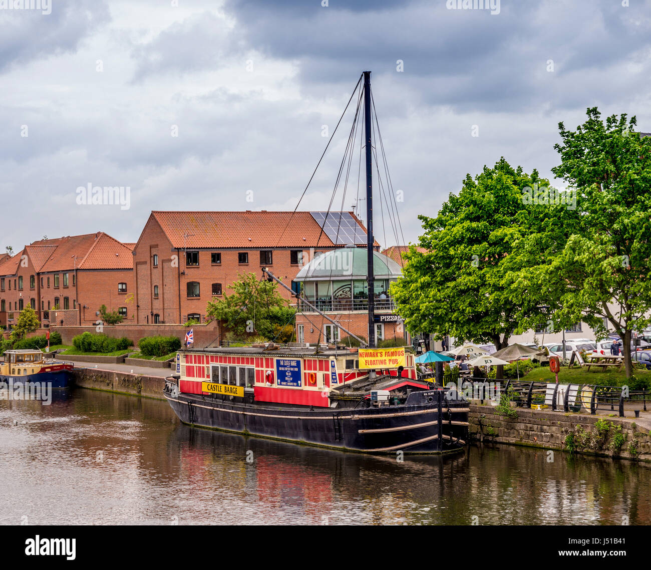 Château Barge, pub flottant à Newark on Trent, Royaume-Uni. Banque D'Images