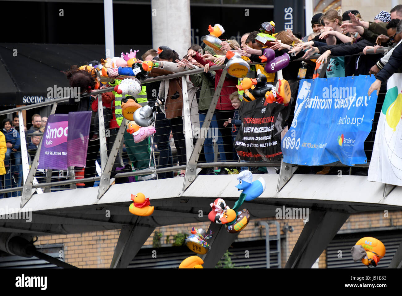 Acteur Jack Coronation Street P. Shepherd prend une pause rapide de filmer à l'appui de la course de canards de Manchester dans l'aide de Brainwave Children's Charity, qui a eu lieu le long de la rivière Irwell entre Manchester Salford et sensibiliser des milliers de livres pour l'organisme de bienfaisance. Jack's fils Ruben Berger 3 était un peu effronté lors d'une photo de groupe avec son partenaire Lauren Shippey et ses 13 Les Arts de l'école à l'événement., qui a eu lieu le long de la rivière Irwell entre Manchester Salford et sensibiliser des milliers de livres pour l'organisme de bienfaisance. Jack's fils Ruben Berger 3 était un peu effronté lors d'une photo de groupe wit Banque D'Images