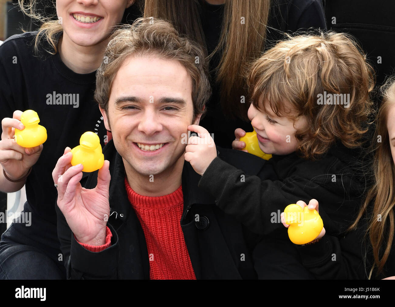 Acteur Jack Coronation Street P. Shepherd prend une pause rapide de filmer à l'appui de la course de canards de Manchester dans l'aide de Brainwave Children's Charity, qui a eu lieu le long de la rivière Irwell entre Manchester Salford et sensibiliser des milliers de livres pour l'organisme de bienfaisance. Jack's fils Ruben Berger 3 était un peu effronté lors d'une photo de groupe avec son partenaire Lauren Shippey et ses 13 Les Arts de l'école à l'événement., qui a eu lieu le long de la rivière Irwell entre Manchester Salford et sensibiliser des milliers de livres pour l'organisme de bienfaisance. Jack's fils Ruben Berger 3 était un peu effronté lors d'une photo de groupe wit Banque D'Images