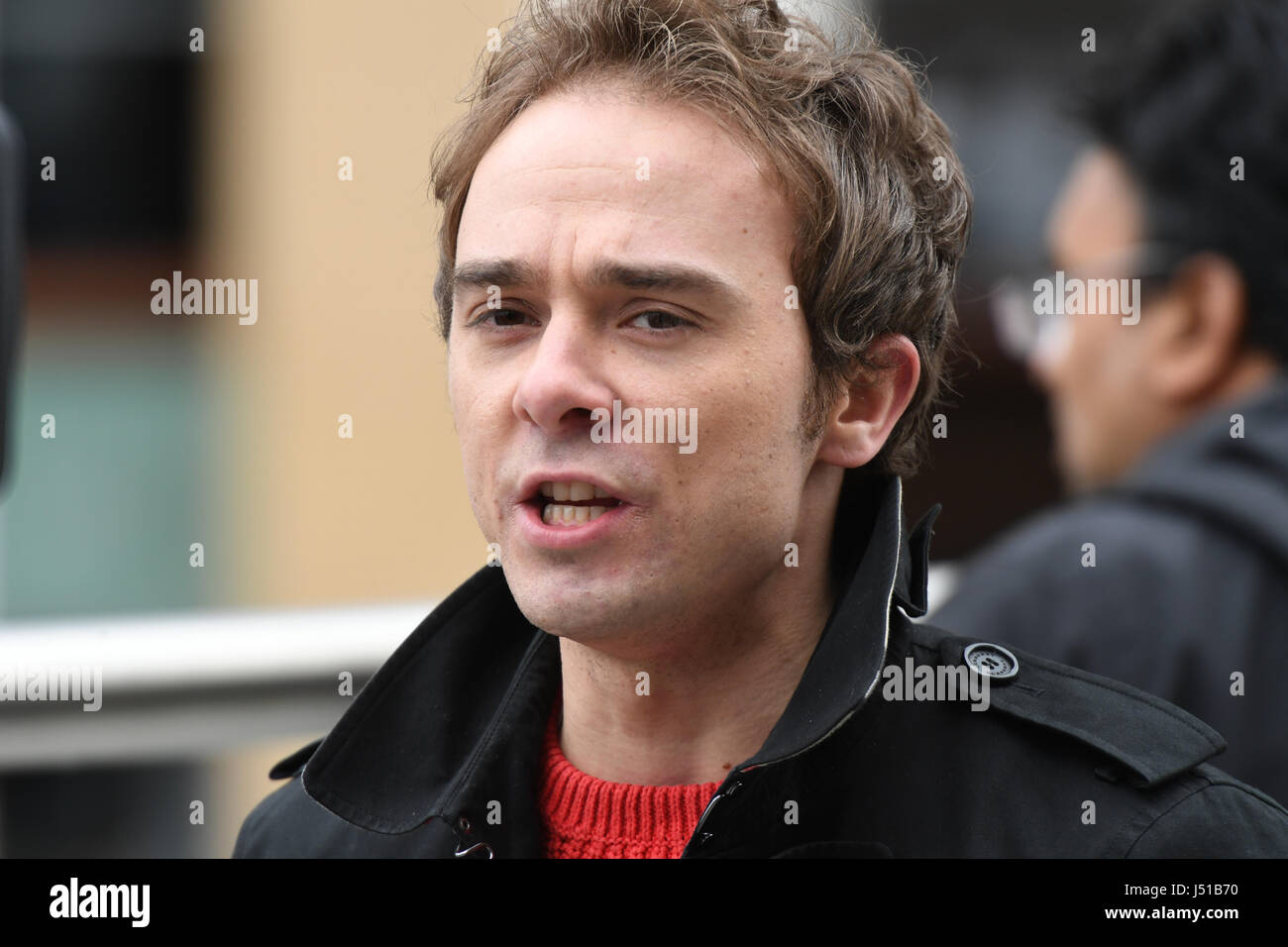 Acteur Jack Coronation Street P. Shepherd prend une pause rapide de filmer à l'appui de la course de canards de Manchester dans l'aide de Brainwave Children's Charity, qui a eu lieu le long de la rivière Irwell entre Manchester Salford et sensibiliser des milliers de livres pour l'organisme de bienfaisance. Jack's fils Ruben Berger 3 était un peu effronté lors d'une photo de groupe avec son partenaire Lauren Shippey et ses 13 Les Arts de l'école à l'événement., qui a eu lieu le long de la rivière Irwell entre Manchester Salford et sensibiliser des milliers de livres pour l'organisme de bienfaisance. Jack's fils Ruben Berger 3 était un peu effronté lors d'une photo de groupe wit Banque D'Images