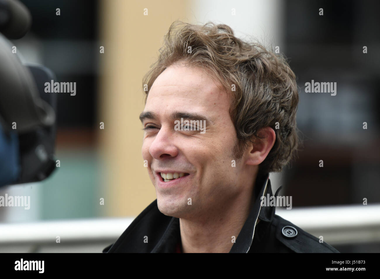 Acteur Jack Coronation Street P. Shepherd prend une pause rapide de filmer à l'appui de la course de canards de Manchester dans l'aide de Brainwave Children's Charity, qui a eu lieu le long de la rivière Irwell entre Manchester Salford et sensibiliser des milliers de livres pour l'organisme de bienfaisance. Jack's fils Ruben Berger 3 était un peu effronté lors d'une photo de groupe avec son partenaire Lauren Shippey et ses 13 Les Arts de l'école à l'événement., qui a eu lieu le long de la rivière Irwell entre Manchester Salford et sensibiliser des milliers de livres pour l'organisme de bienfaisance. Jack's fils Ruben Berger 3 était un peu effronté lors d'une photo de groupe wit Banque D'Images