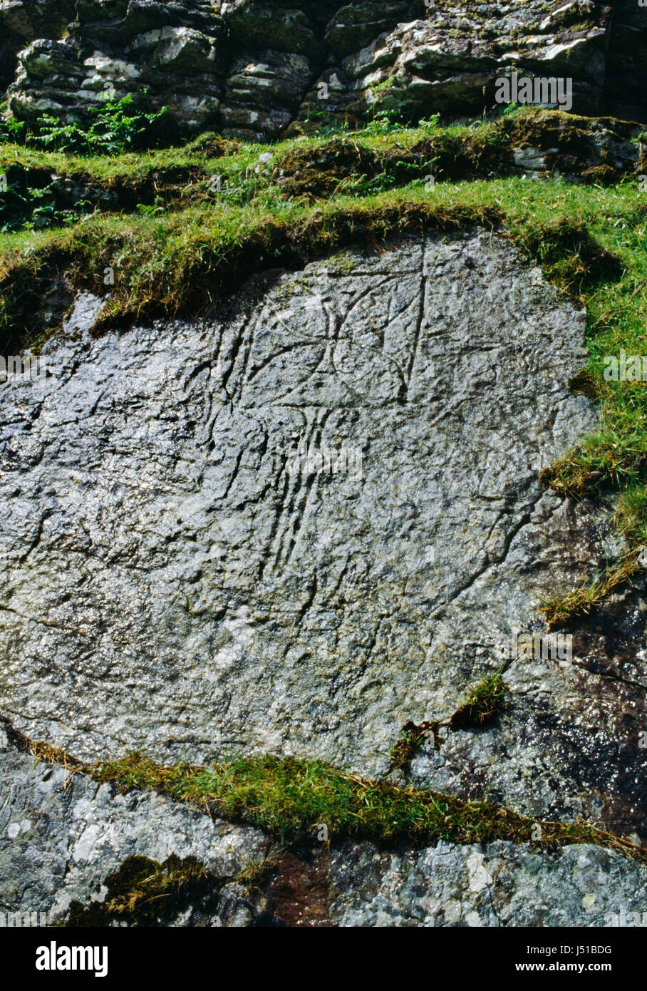 Symbole Chrétien picte sculptés sur paroi rocheuse surplombant la baie de Churchton, Crianlarich, au large de Skye, en Ecosse. Flabellum rituel (ventilateur) à bras égaux et croix. Banque D'Images