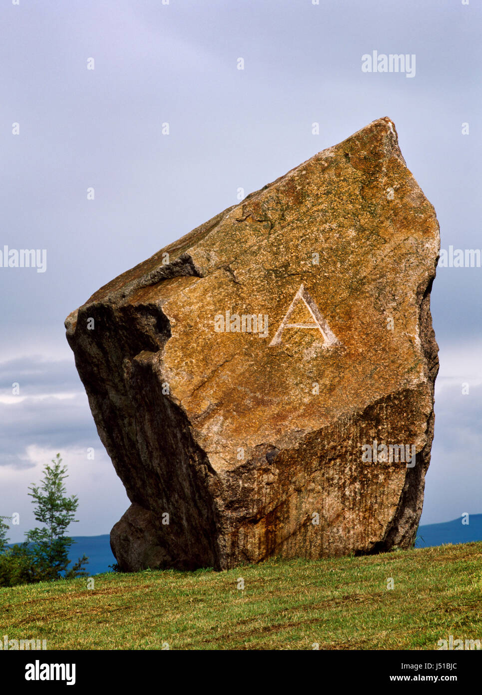 L'Eden Monument du millénaire, Cumbria, un 50-ton bloc de granit de la carrière de Shap consacrée par l'évêque de Penrith, le 2 juillet 2000. A est pour l'alpha. Banque D'Images