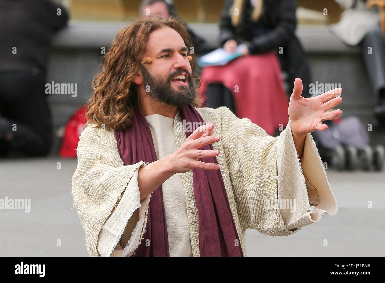 Le Watershall Joueurs Immobilier effectuer la Passion de Jésus. Le rôle de Jésus est joué par James Burke-Dunsmore. La bonne performance vendredi dernier, illustre l'heures de la vie de Jésus de Nazareth. La colline du Calvaire est érigé en vertu de la Colonne Nelson. La pièce est jouée par une troupe de 100 acteurs et les animaux. L'histoire commémorant le jour, Jésus est soupçonné d'avoir été arrêté, jugé et crucifié par les Romains, deux jours avant la résurrection de la mort miraculeusement le dimanche de Pâques est amené à la vie par une distribution de plus d'une centaine, tous en costumes resplendissant, avec chevaux, ânes et colombes. Banque D'Images