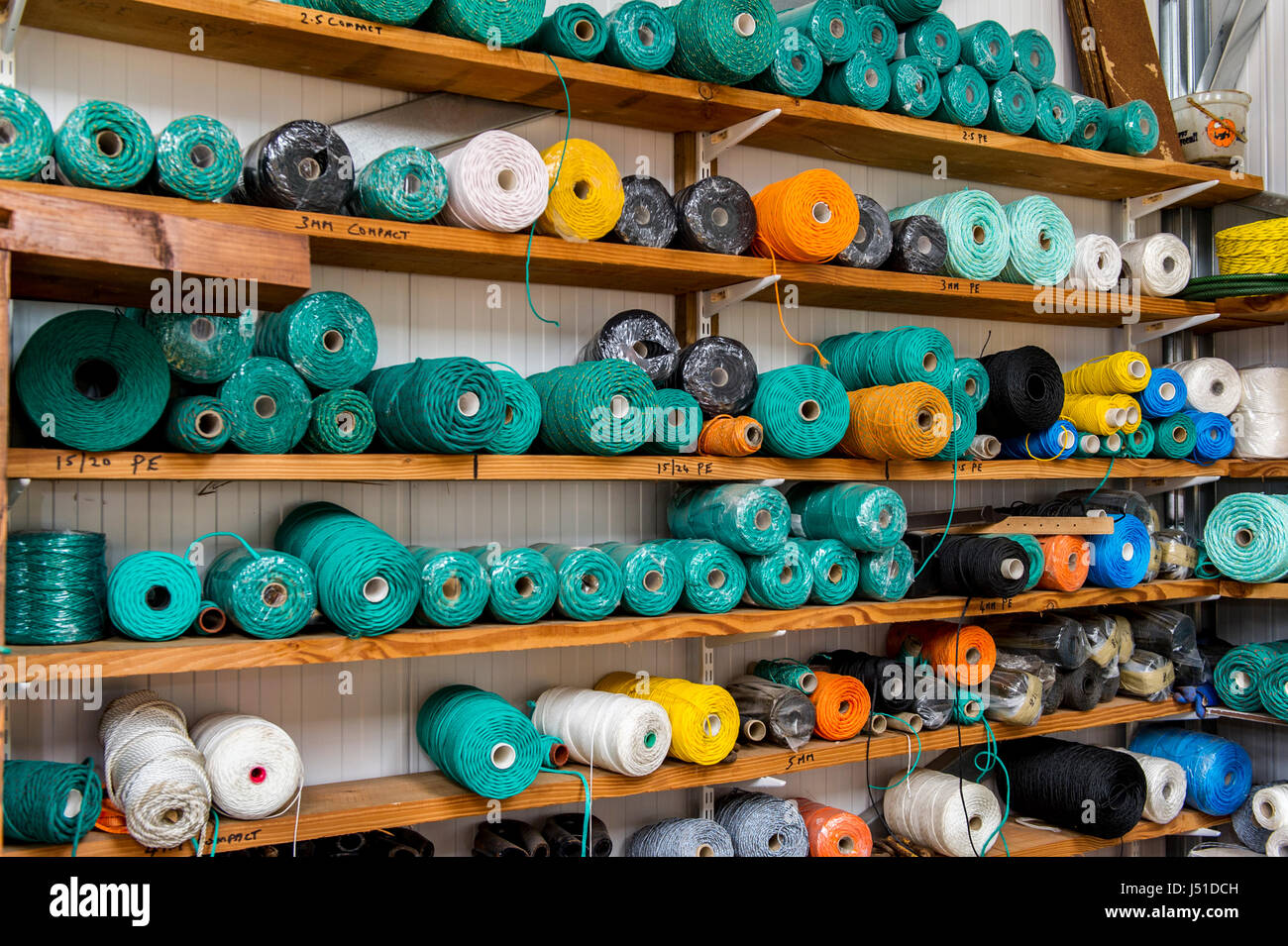 Bobines de câbles métalliques et matériaux sur des étagères dans le hangar d'un filet de pêche. Banque D'Images Bobines de câbles métalliques et matériaux sur des étagères dans le hangar d'un filet de pêche. Banque D'Images