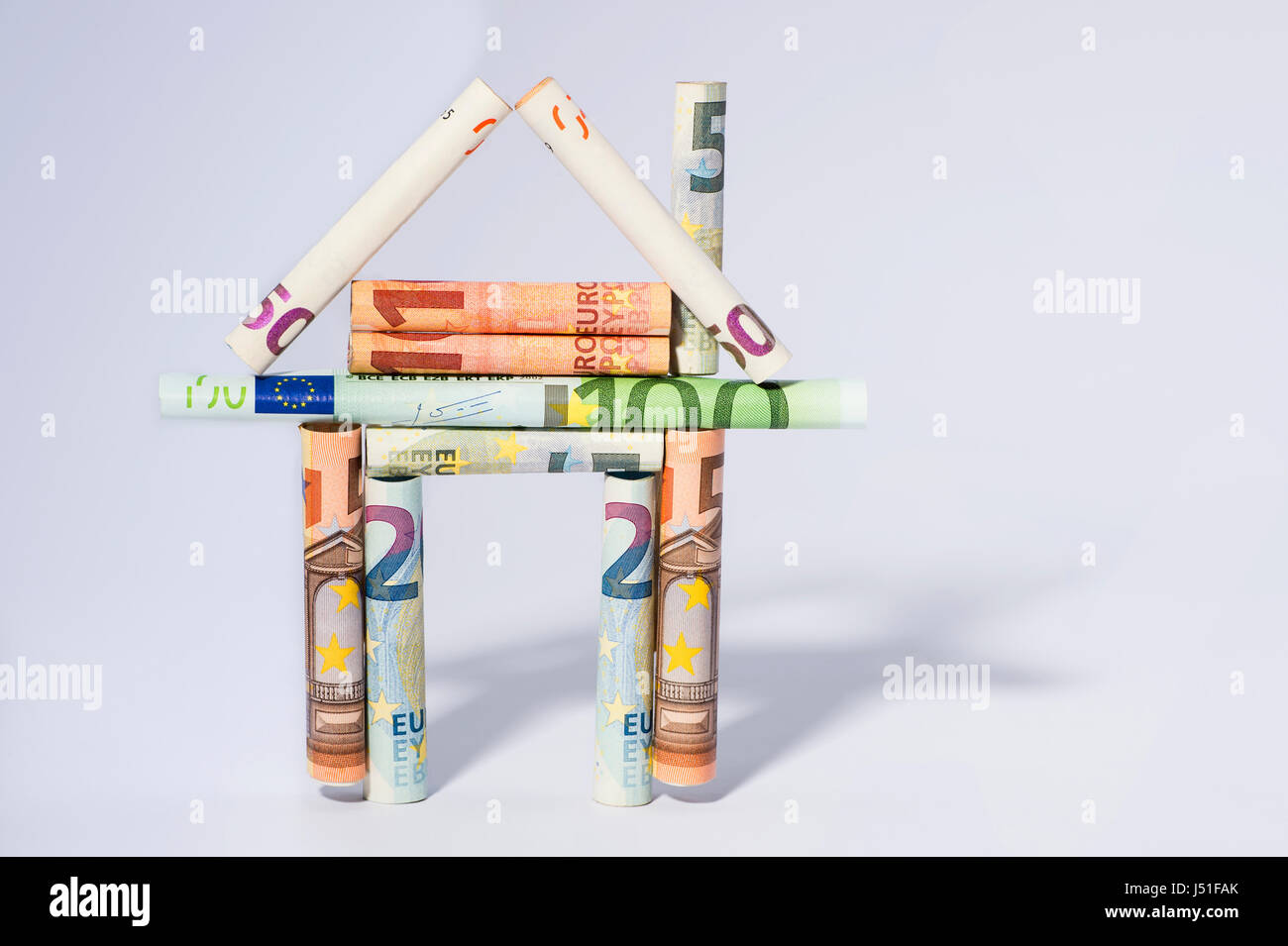 Hypothèque maison concept créatif représentée par maison de l'argent service Banque D'Images
