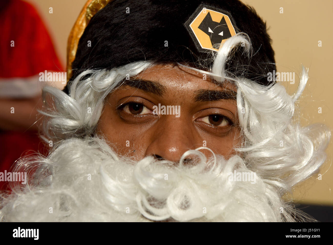 Joueur de Wolverhampton Wanderers Ivan Cavaleiro habillé en père Noël au party de Noël 2016 Banque D'Images