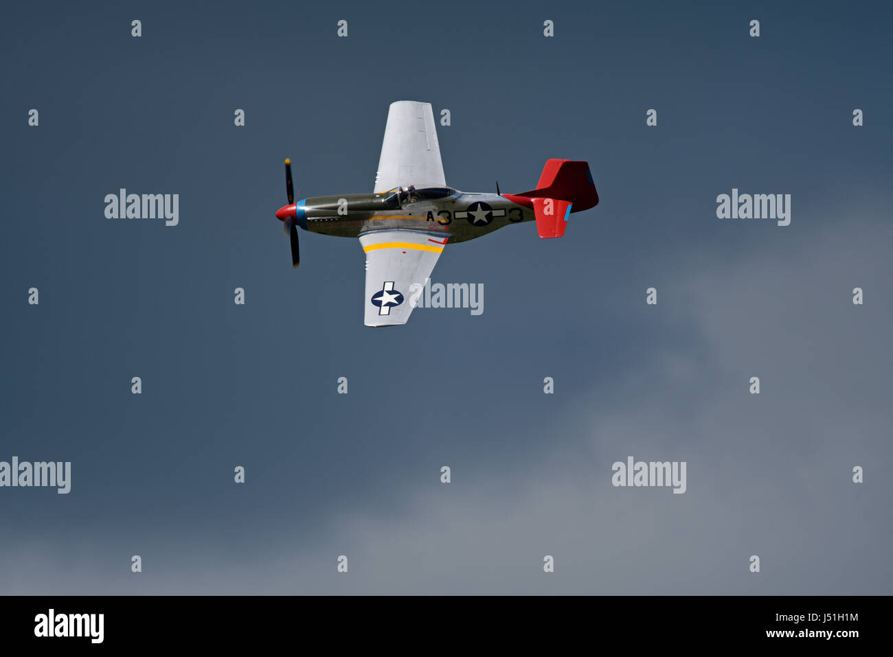 Hangar 11 North American P-51 Mustang nommé Tall in the Saddle à l'Abingdon Air & Country Show à l'ancienne RAF Abingdon Banque D'Images