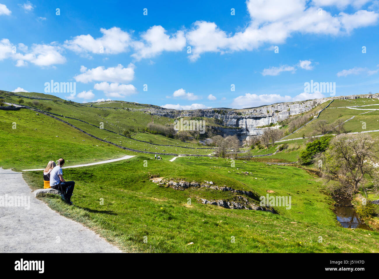 Sentier de Malham Cove, Malham, Malhamdale, Yorkshire Dales National Park, North Yorkshire, Angleterre, Royaume-Uni. Banque D'Images