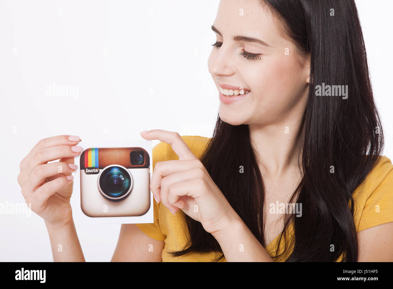 KIEV, UKRAINE - le 22 août 2016 : femme mains tenant logotype Instagram icône appareil photo papier imprimé. Est un site de partage de photos mobiles, vidéo-service de partage. Banque D'Images