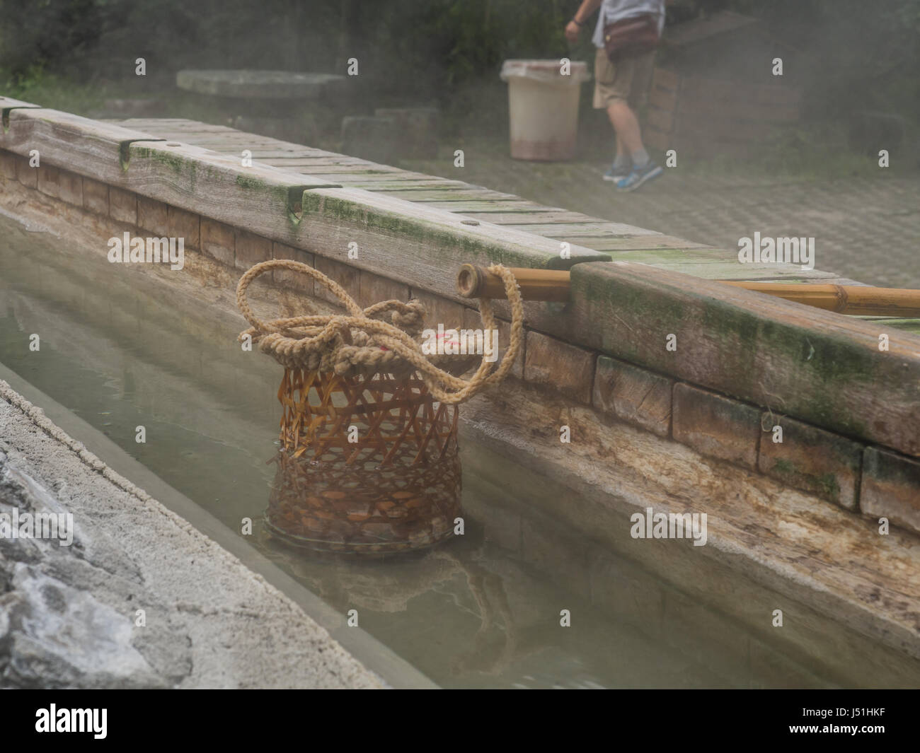 La cuisson des œufs et des légumes dans l'eau de sources thermales de montagne Taiping à Taiwan Banque D'Images