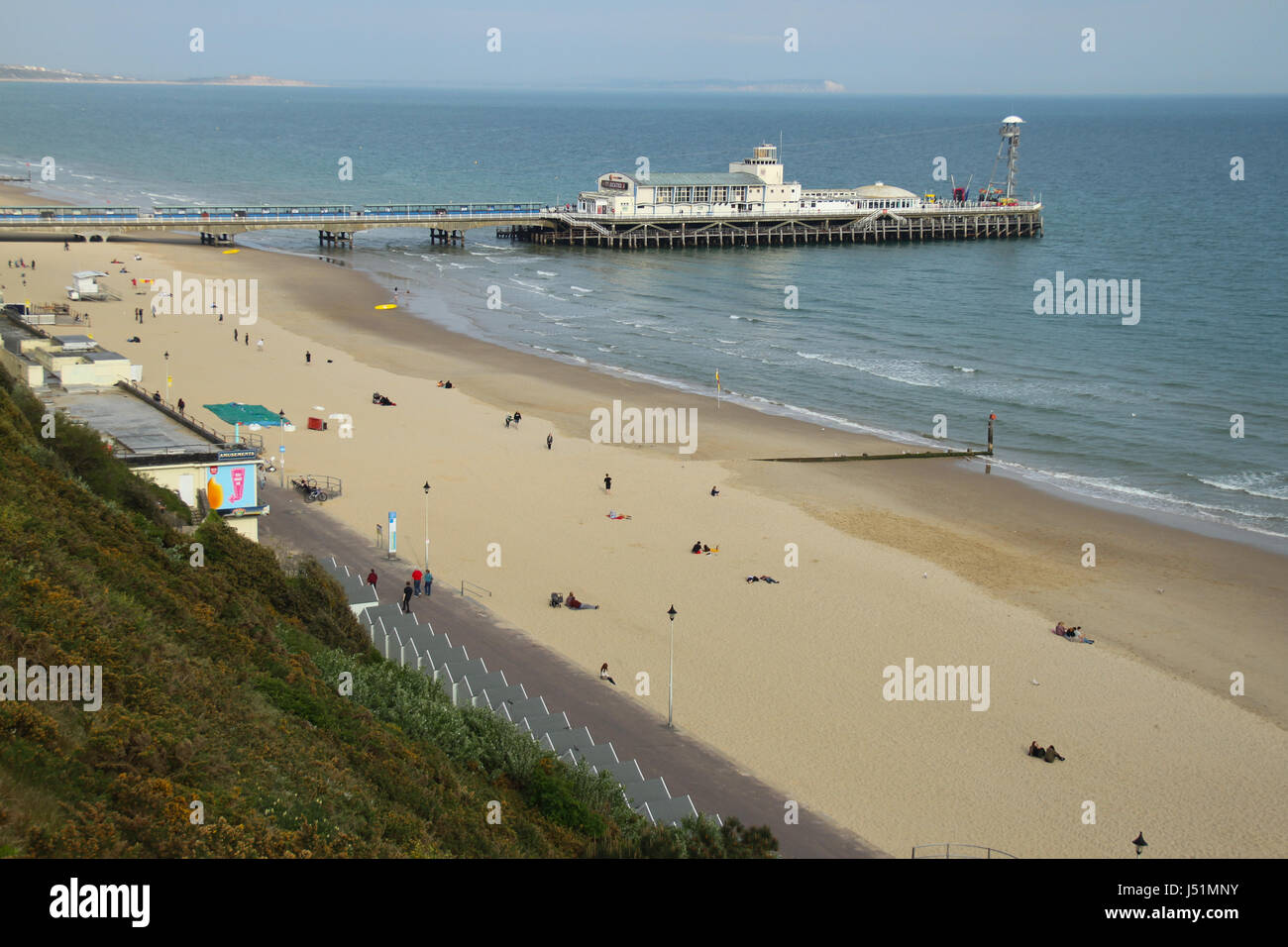 Bournemouth, Royaume-Uni - 11 mai : la jetée de la falaise Ouest. Vue générale d'​The ​ Bournemouth​ ville de bord de mer dans le Dorset, en Angleterre.​ © David Mbiyu/Alamy Live News Banque D'Images