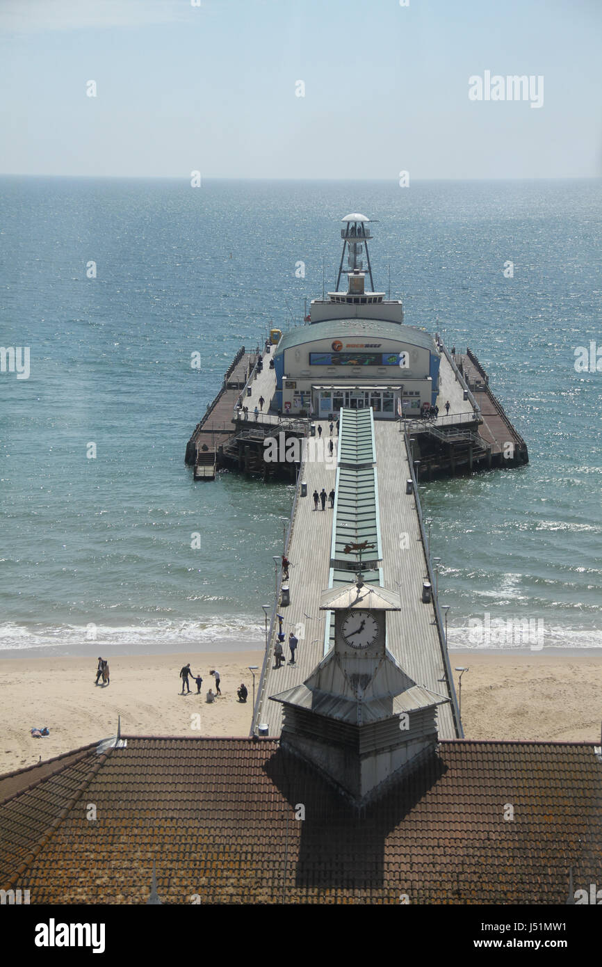 Bournemouth, Royaume-Uni - 13 mai : Vue de la jetée de Bournemouth à partir de la Grande Roue au quai approche. Vue générale d'​The ​ Bournemouth​ ville de bord de mer dans le Dorset, en Angleterre.​ © David Mbiyu/Alamy Live News Banque D'Images