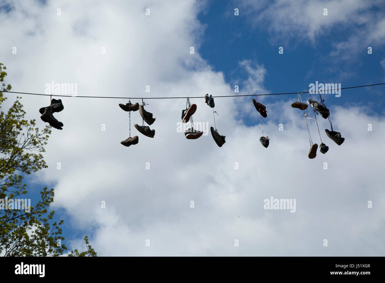 Chaussures sur un fil Banque de photographies et d’images à haute résolution Alamy