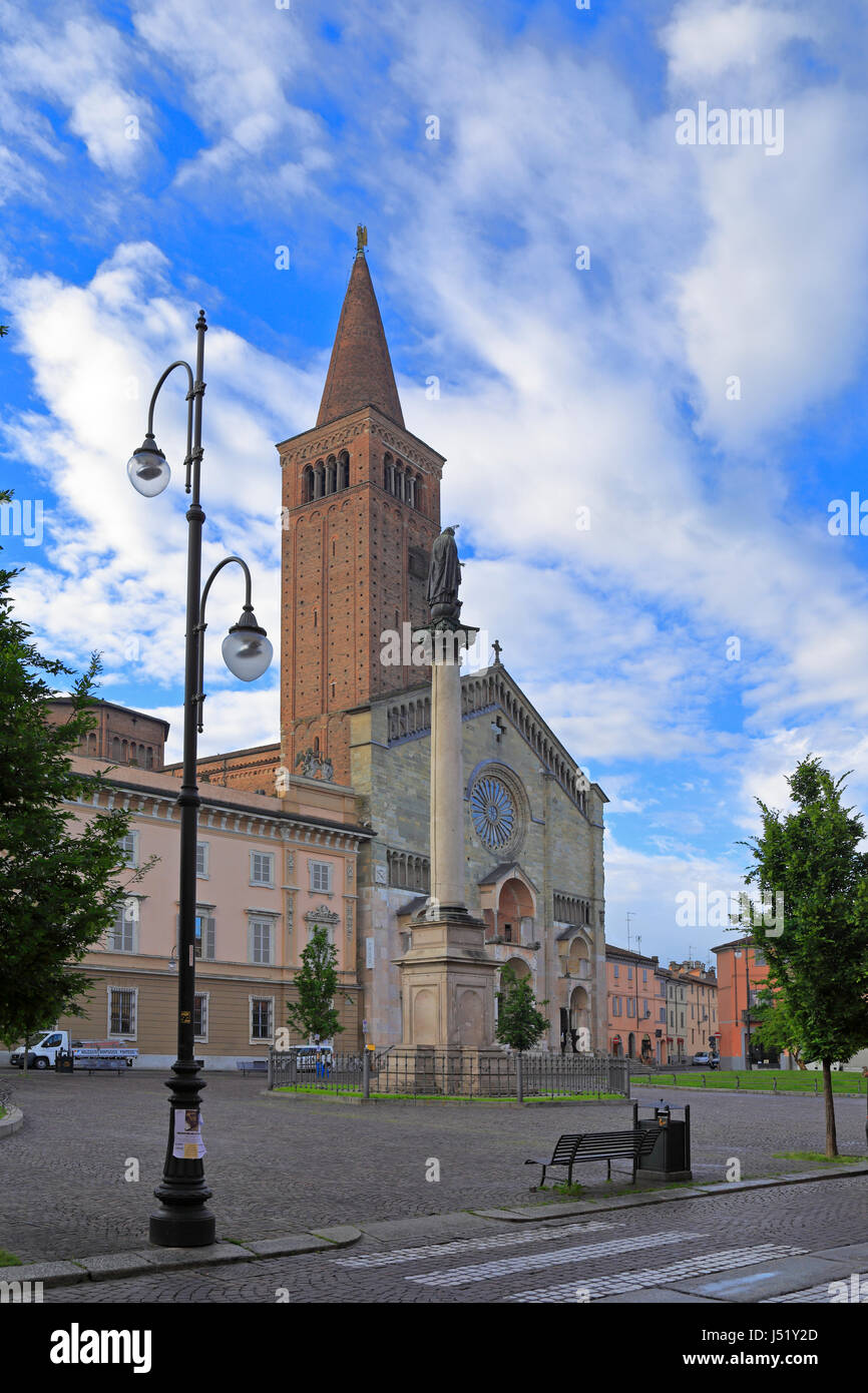 Piacenza Duomo, le campanile et la Vierge Marie statue au sommet d'une colonne dans la Piazza Duomo, Piacenza, Emilie-Romagne, Italie, Europe. Banque D'Images