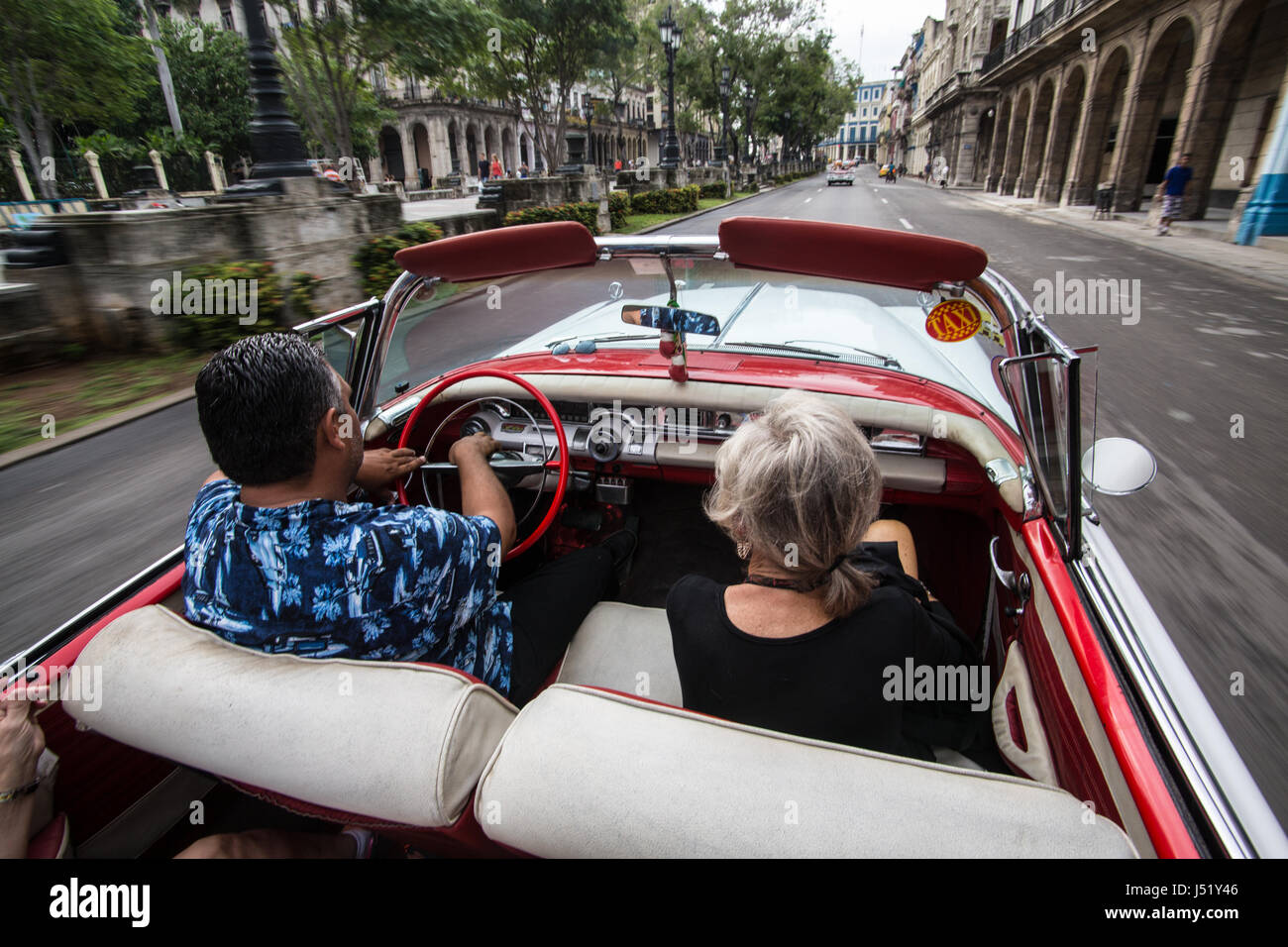 Excès de vitesse à travers les rues de la ville de La Havane Cuba dans une décapotable américaine classique Banque D'Images