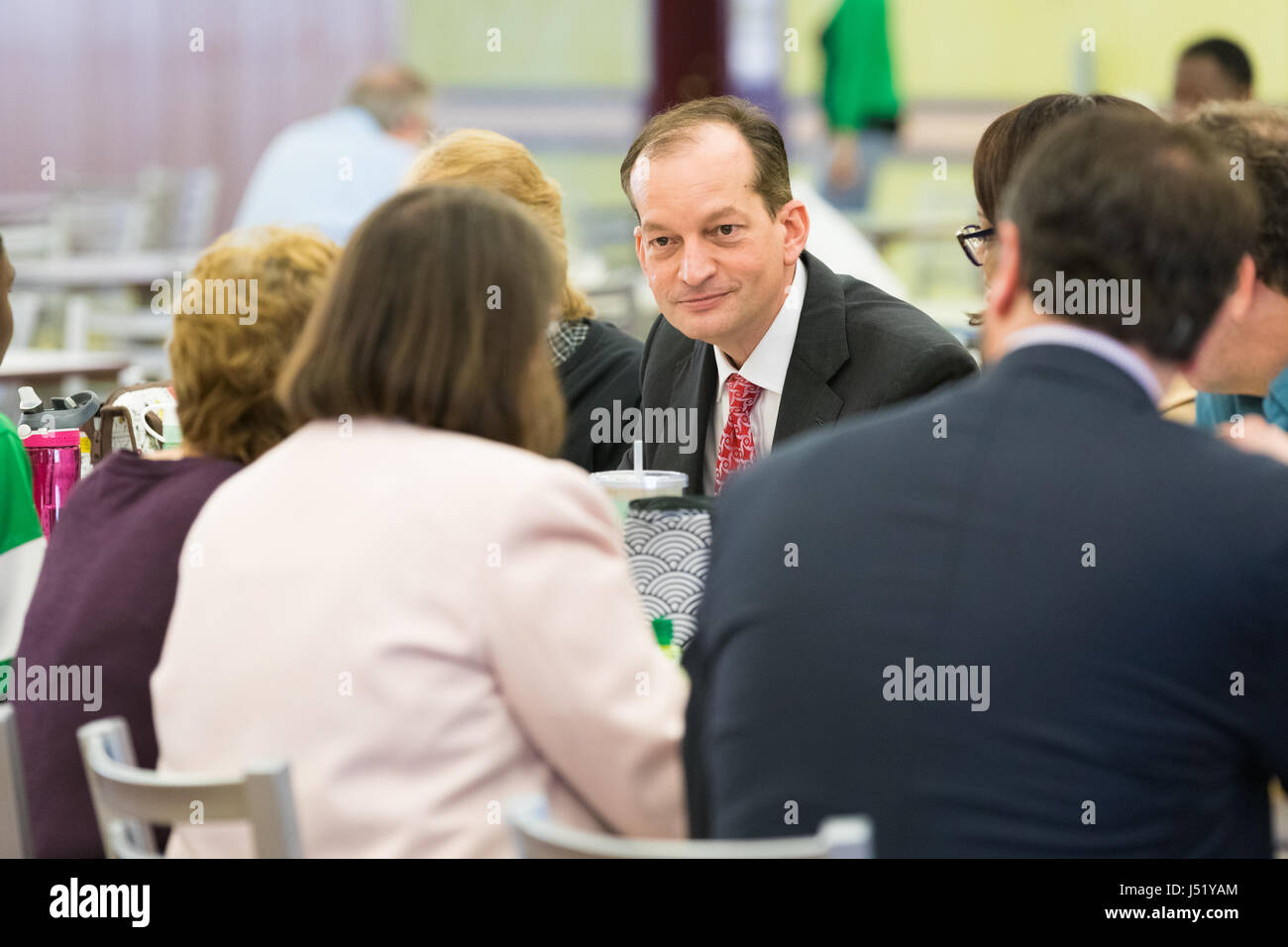 Secrétaire du Travail des États-Unis Alex Acosta salue le personnel à la suite de sa prestation de serment et cérémonie à l'Édifice Frances Perkins 28 avril 2017, à Washington, DC. Banque D'Images