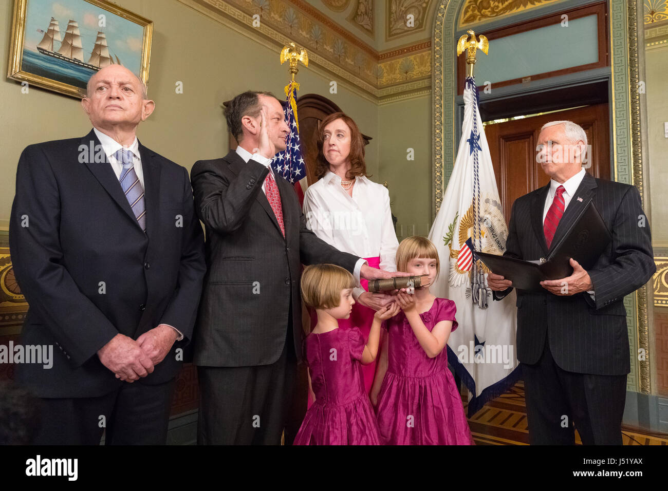 Secrétaire du Travail des États-Unis Alex Acosta prête le serment d'office au cours de sa cérémonie par le Vice-président Mike Pence, droit, à l'Édifice Frances Perkins 28 Avril, 2017 à Washington, DC. Aux côtés Acosta est son épouse, Jan Williams et des filles. Banque D'Images