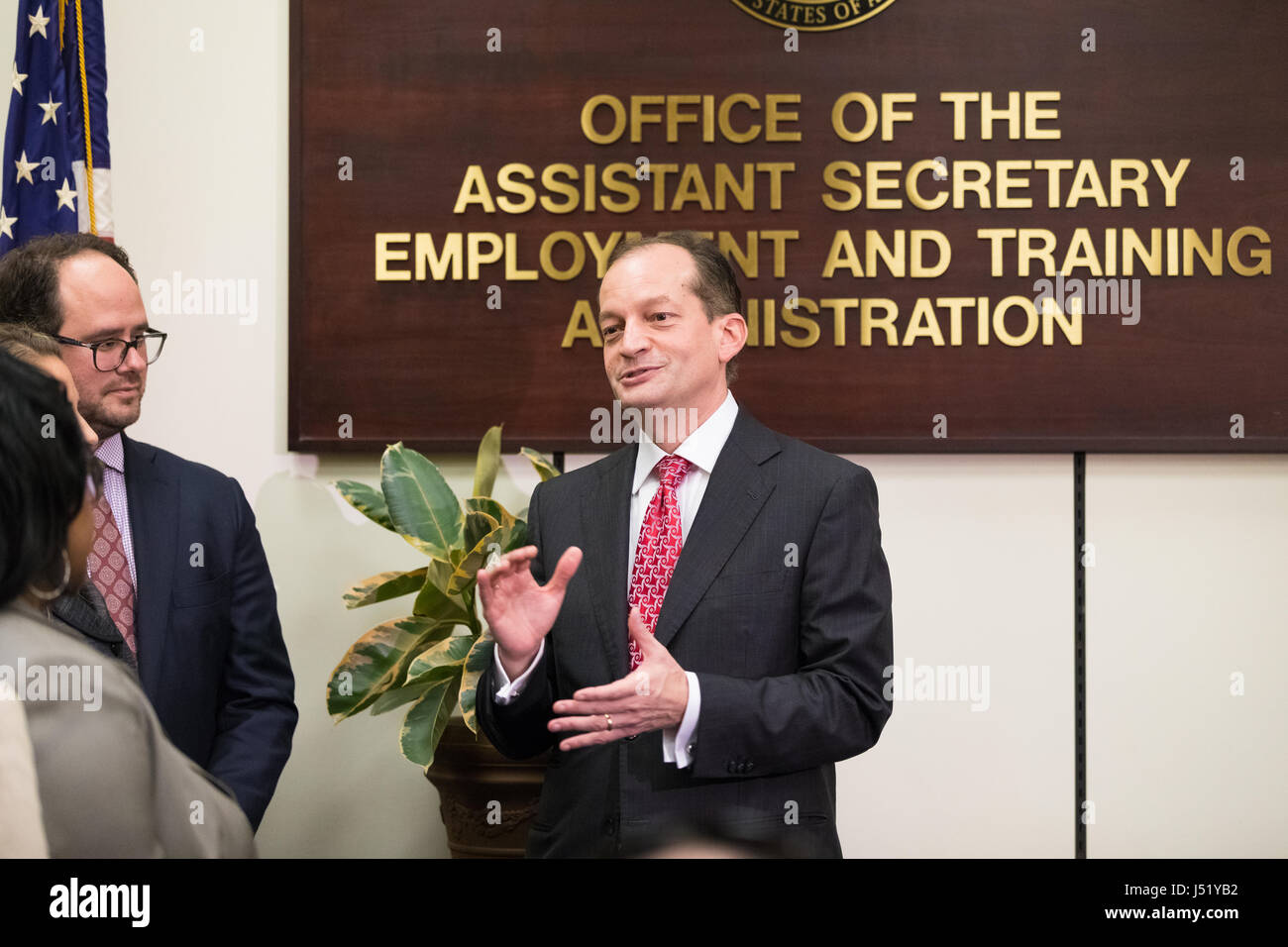Secrétaire du Travail des États-Unis Alex Acosta salue le personnel à la suite de sa prestation de serment et cérémonie à l'Édifice Frances Perkins 28 avril 2017, à Washington, DC. Banque D'Images