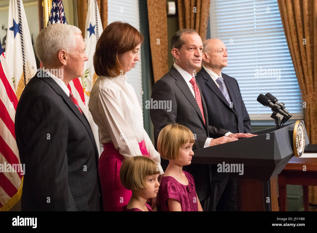 Secrétaire du Travail des États-Unis Alex Acosta parle après son assermentation par le Vice-président Mike Pence, à gauche, à l'Édifice Frances Perkins 28 Avril, 2017 à Washington, DC. Aux côtés Acosta est son épouse, Jan Williams et des filles. Banque D'Images