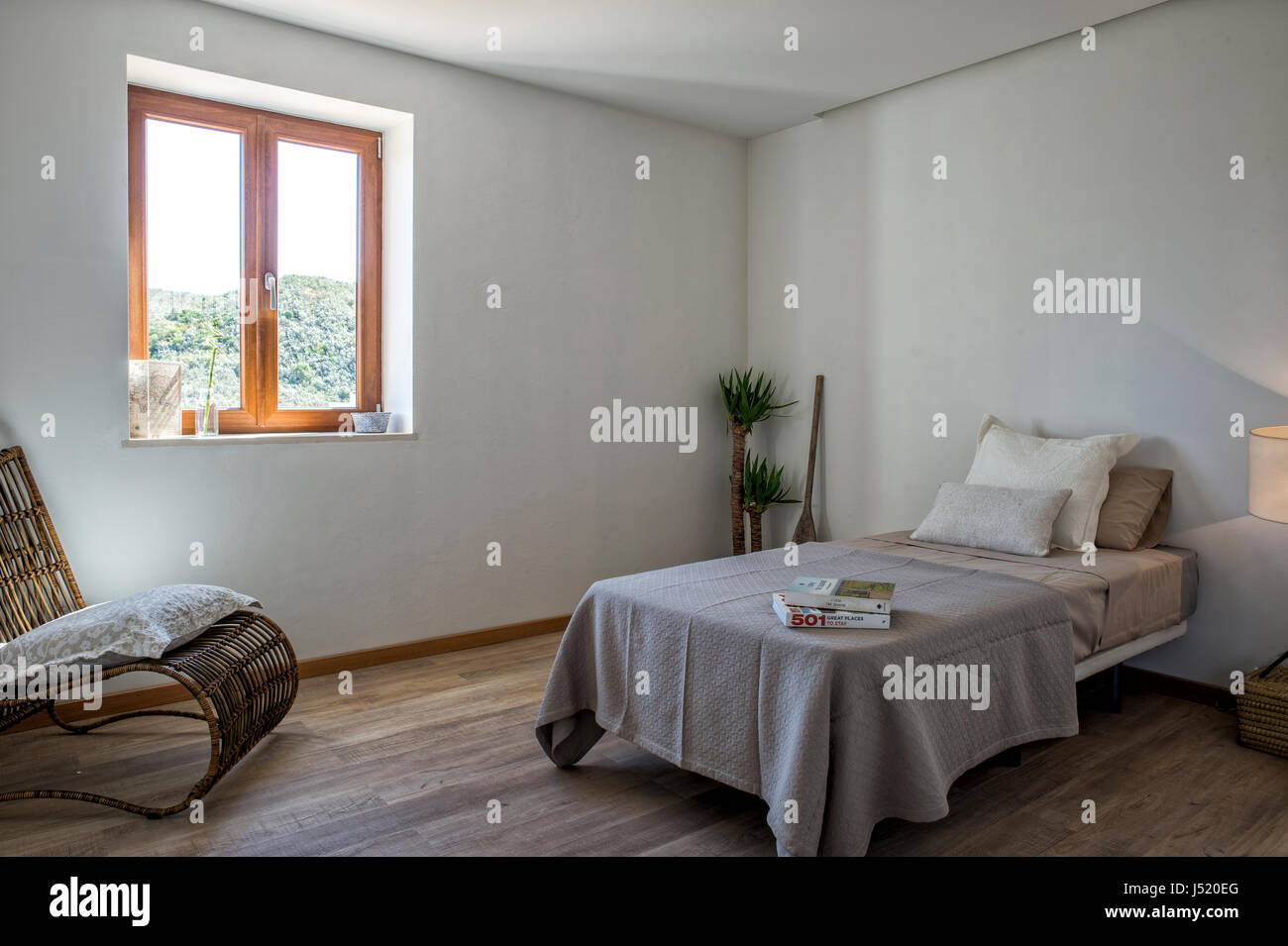 Chambre Moderne Avec Un Lit Simple Photo Stock Alamy