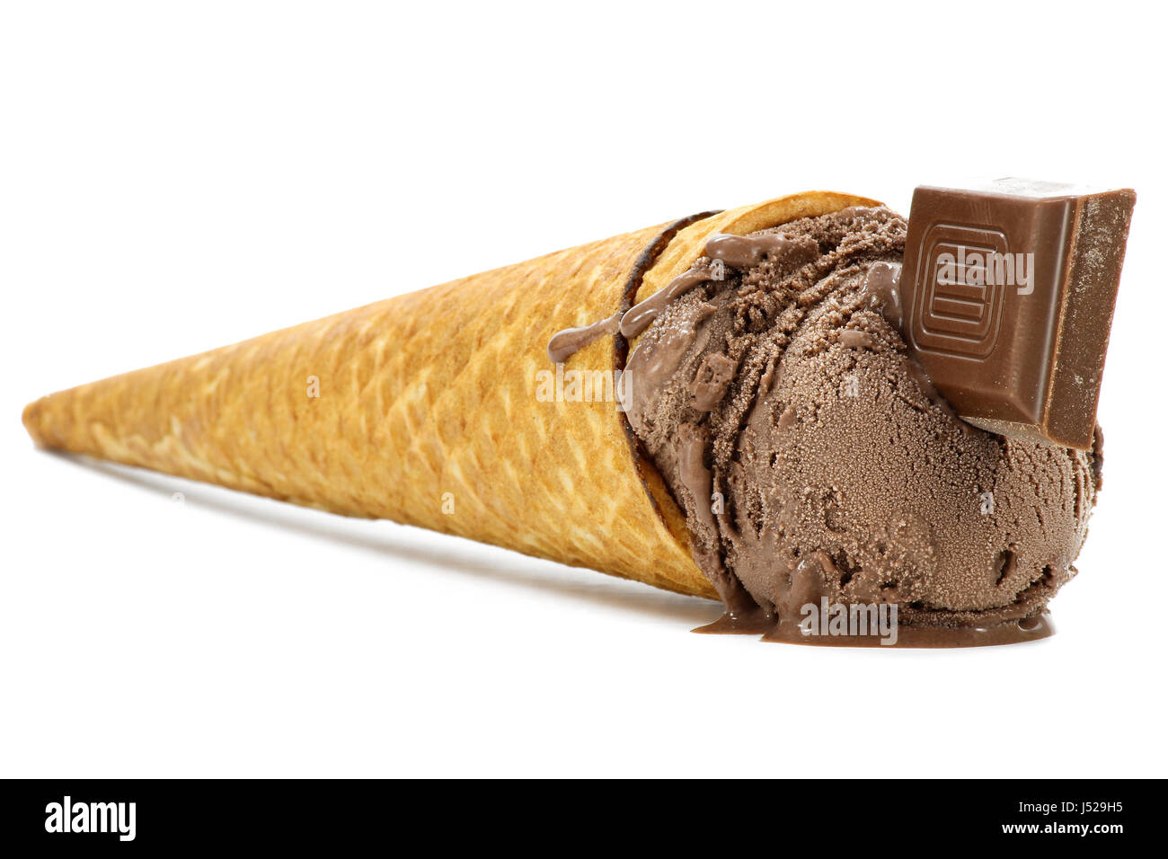 Glace au chocolat dans le cône de sucre contre fond blanc Banque D'Images