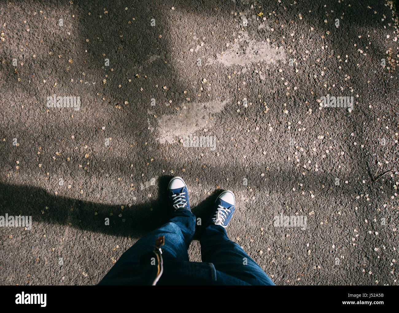 Point de vue d'un homme tourné vers le bas pour regarder ses pieds debout sur street Banque D'Images Point de vue d'un homme tourné vers le bas pour regarder ses pieds debout sur street Banque D'Images